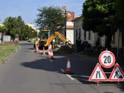 Útbeszakadás helyreállítását végzik a Somogyi B. utca elején…