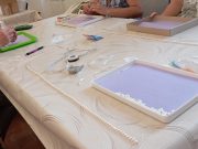 2023. október elején elindult a GYÖNGYFŰZŐ szakkör, mely a “Tudásunkkal kézen f…