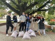 A Föld világnapja alkalmából szervezett szemétszedési akcióban iskolánk három os…