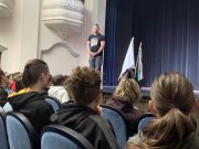 Felemelő és derűs irodalmi előadáson a Pollák…