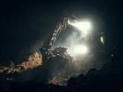 Gépek fényei világítják meg az éjszakát….