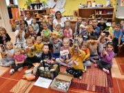 Kóbor Mancsok Mentéséért Alapítványnak gyűjtöttek állateledelt a Damjanich utcai…