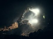 Gépek fényei világítják meg az éjszakát….