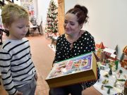 „Karácsonyimádó vagyok” – Hornok Gabriella retro karácsonyi kiállítása a Gólyás …