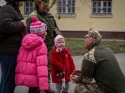 Apa katona. Misszióban van. Hiányzik…