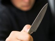 Késsel fenyegette a barátját…