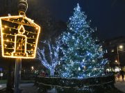 Kigyúltak a fények, karácsonyi díszbe öltözött a város…
