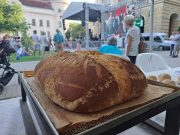 Kisült Szentes város ünnepi kenyere a Kemencemánia jóvoltából