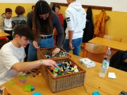 LEGO jótékonysági akció a Pollákban – -vel a gyermekekért – 156 doboznyi adomány…