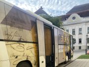 Megérkezett a Petőfi busz Szentesre, és már az első csoport is :)…