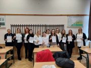 Sikeres ágazati alapvizsgát tettek a szépészet ágazat estis kéz- és lábápoló tec…