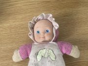 Ezt a kis játékbabát ma reggel találtuk a Petőfi utca 4. szám körül!…