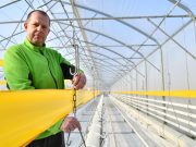 Főállásban kísérleti technikus, szabadidejében dobos…