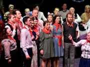 Úttörők énekelnek a Zárszámadás előadásban…