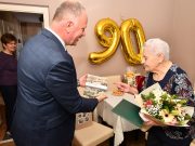 A 90 éves Klárika néni tableten követi a város és a világ eseményeit…