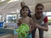 Bedobták a mélyvízbe a kicsiket tudnak úszni, nyugi Judit néni, Brávik Fruz…