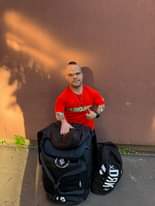 Lehet, hogy egy kép erről: 1 személy, szerszámtáska, bőrönd és szöveg