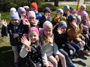 Húsvéti díszbe öltöztette több száz óvodás és iskolás a Kossuth teret…