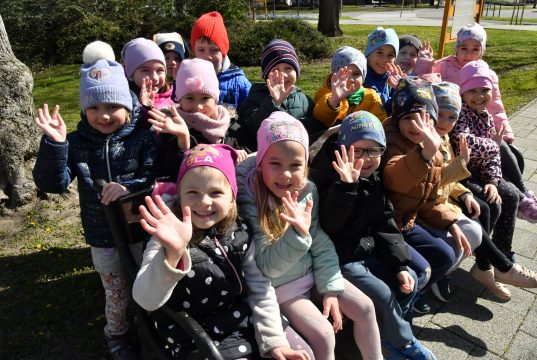 Húsvéti díszbe öltöztette több száz óvodás és iskolás a Kossuth teret…