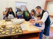 Szorgos kezek fonják a kalácsot, díszítik a húsvéti tojásokat a Gólyás Házban a …