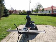 „Hátradőlhet” az Olvasó nő, helyreállították a szobrot…