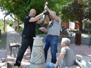 Istenpár a Kurca-sétány két végén…