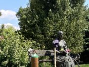 Lassan újra régi pompájában olvas a lány . Pótolják az ellopott háttámlát. Köszö…