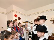 Lovas kocsival járnak locsolkodni…