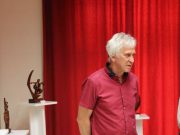 Könyvtárunkban pénteken nyílt meg Tóth József fafaragó Hajlított évgyűrűk című k…