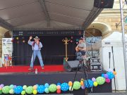 Levente Péter már a Kossuth téren hangolòdik a koncerte. Mindenkit szeretettel v…