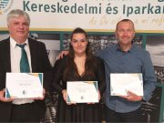 Tóth Ritát felkészítő oktatóival (Nagy Zoltán, Héjja Péter) elismerő oklevélben …