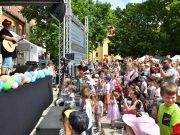 Városi Gyereknapon Kalap Jakab műsora megtöltötte a Kossuth teret…