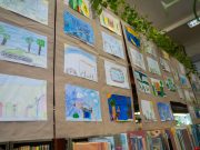 „Műszaki napon jártam” – Pályázatra érkezett gyermekrajzokat állítottak ki Szen…