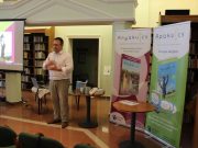 Az Ünnepi könyvhét első napján Süveges Gergő Apakulcsok és anyakulcsok. Kapcsoló…