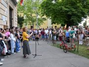 Csendes kiállás a drámatagozat mellett…