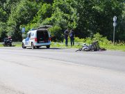 Elektromos kerékpáros sérült meg, amikor egy motorosnak ütközött a szentesi Tisz…