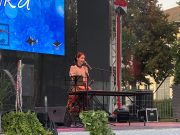 A színpadon: Helka!…