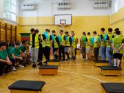 A láthatósági mellényes gólyák látványos avatása – Riportok és videó a rendezvé…