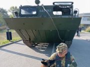 Az árvízi védekezés csapatmunka. Hivatásosok egymás között a biztonságért….