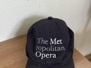 Ez a baseball sapka várja tulajdonosát az Ifjúsági Ház portáján!…