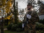 Katonáink Nagy László őrnagy, kiképzési főnök vezetésével mély tisztelettel hajt…