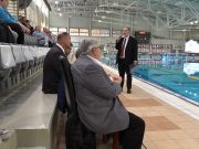 Nevek, arcok, helyek és névre szóló székek az uszodában…