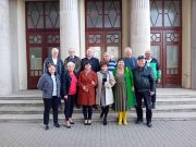 Ötvenéves találkozón a Petőfi iskolánál…