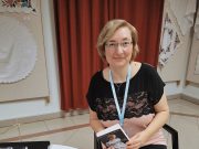 Társalkodónő a könyvtárban…