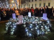 Fellobbant az első gyertya lángja Szentes adventi koszorúján…