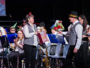 Zenebaráti szeretettel…