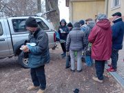 300 adag ételt, egy komplett menüsort osztottak ki a rászorulók számára a szente…