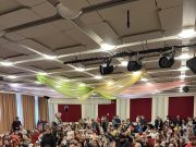 A színpadon az ISZKIRI Együttes…