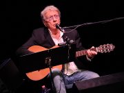 Ebben a dalban volt négy akkord, három gitár, két visszataps, sok barát, és egy …