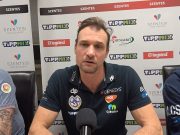 Piros lap, felnyílt szem, vérfolyás…